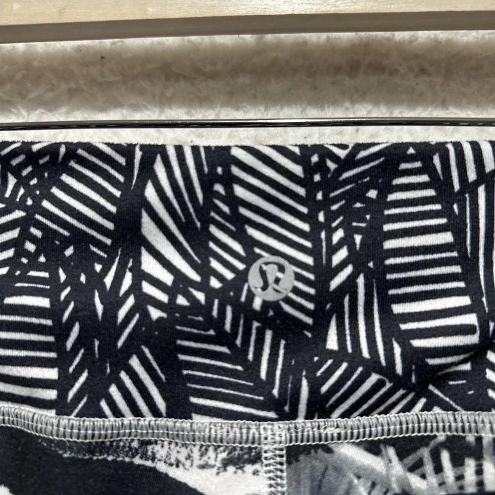 LULULEMON Women's 4 Wunder‎ Under Crop II Full-On Luon Shady Palms Black White
